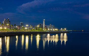 Panama City skyline op blauw uur van Jan Schneckenhaus