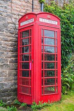 Cabine téléphonique anglaise rouge à Tissington Peak District, UK sur Christa Stroo photography
