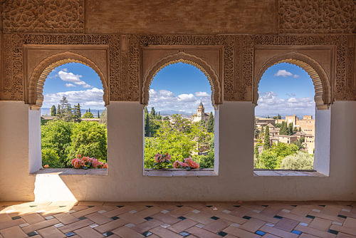 Drie Moorse bogen met zicht op het Alhambra
