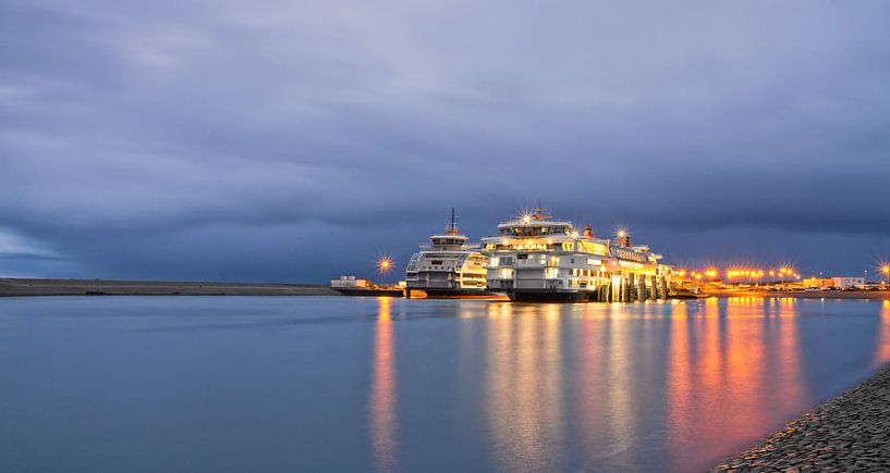 Teso schepen en rolwolk op Texel / Teso ships and rolling cloud on Texel van Justin Sinner Pictures ( Fotograaf op Texel)