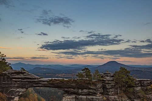 Verre uitzichten in de avond - de Prebischtor en de Rosenberg in zachte schemering