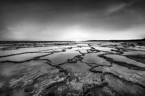 Landschap in Portugal aan de Atlantische Oceaan. Zwart-wit beeld.