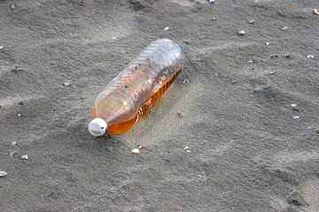 Fles op strand van Fred Roland