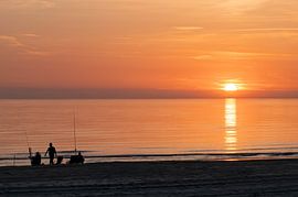 Pêcheurs de nuit à Hargen aan Zee (Hollande-Septentrionale) sur Paysages urbains - Rick Van der Poorten Photography
