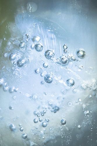 Eisblasen in Eis in hellblauen Farben