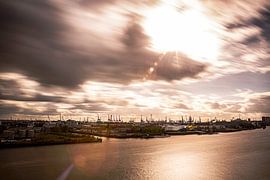 Hafenblick im Gegenlicht - Hamburg von oben von Patrick Kilb