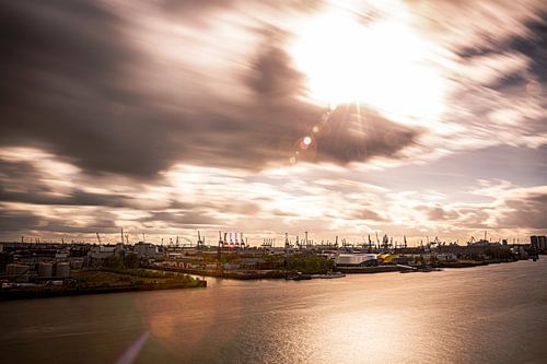Hafenblick im Gegenlicht - Hamburg von oben