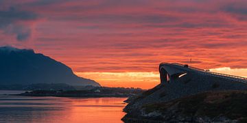 Zonsondergang bij de Atlantische weg, Noorwegen van Henk Meijer Photography
