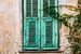 Alte türkisfarbene Fensterläden in Italien von Ellis Peeters