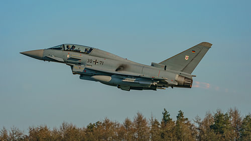 Ein deutscher Eurofighter Typhoon setzt den Nachbrenner ein.