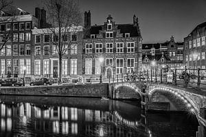 Haus an den drei Grachten in Amsterdam (s-w)