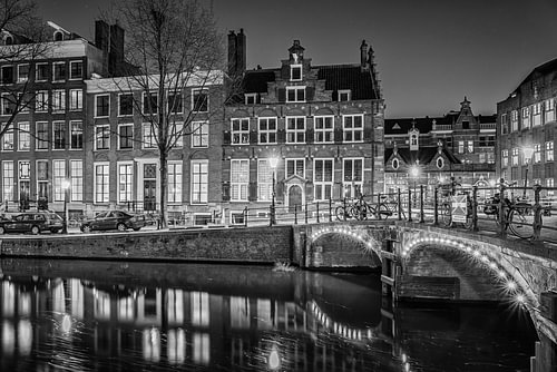 Huis aan de drie grachten in Amsterdam (zwart-wit)