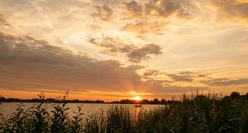 Coucher de soleil par une étouffante soirée d'été sur le Reeuwijkse Plassen sur Robin Verhoef
