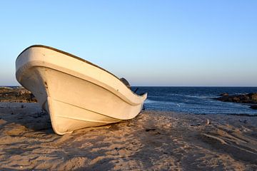 Boot op het strand van Hadbeen (Oman) van Alphapics