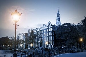 Lantaarn verlichting in blauw Amsterdam sur Dennis van de Water