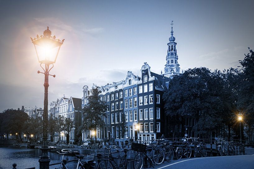 Lantaarn verlichting in blauw Amsterdam par Dennis van de Water