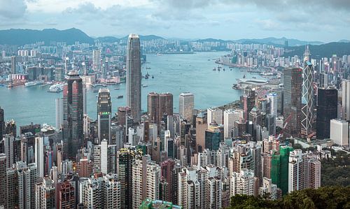 De mooie skyline van Hong Kong (China) tijdens zonsondergang.