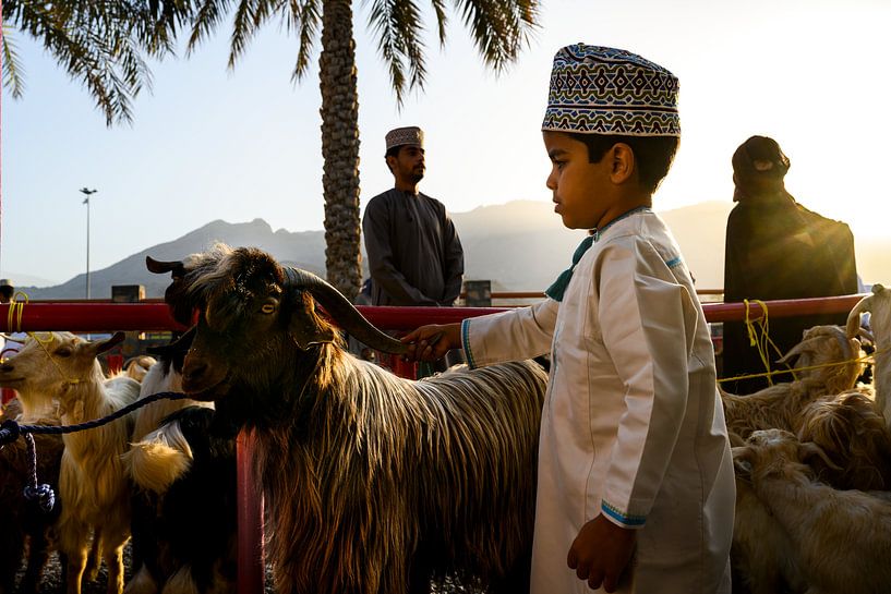 Petit garçon au marché aux chèvres de Nizwa par Paula Romein
