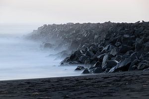 Plage de sable noir moderne