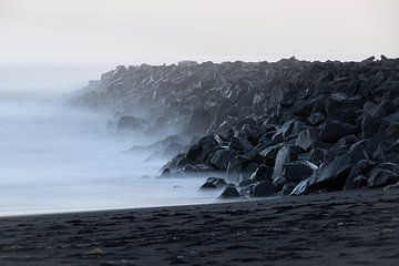 Jetée de lave sur la plage noire près de Vik