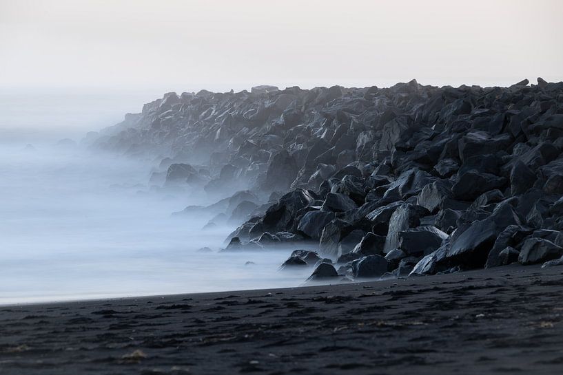 Jetée de lave sur la plage noire près de Vik par Caroline Guerain
