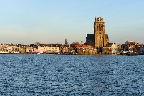 Skyline van Dordrecht met Grote Kerk tijdens zonsondergang
