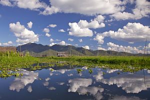 Wolken spiegeln sich wider