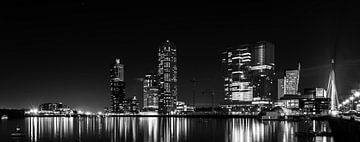 Kop van Zuid bij nacht panorama zwart wit van ABPhotography