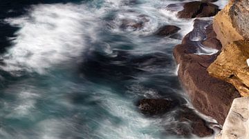 Des vagues déferlantes sur la côte rocheuse de Sydney sur Rob van Esch