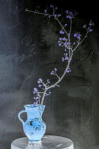 Stilleben: Frühling in Indigo und Flieder