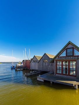 Bootshuizen in de haven van Althagen op Fischland-Darß van Rico Ködder