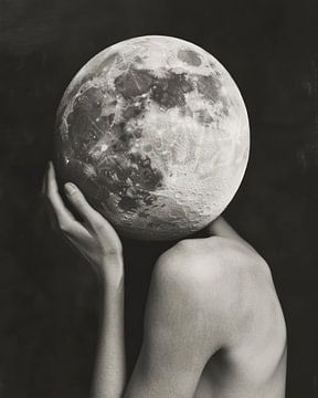 She Carries the Moon van Franka Poulain