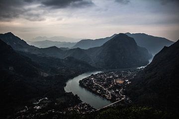 Uitkijk op stadje vanuit een bergtop bij zonsopkomst van Anne Zwagers