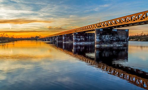 De Moerputtenbrug in Den Bosch tijdens de schitterende zonsondergang