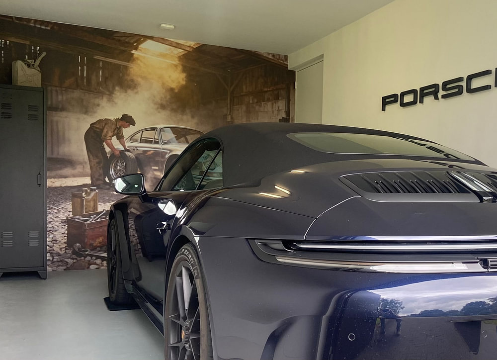 Silberner Porsche 911 in rustikaler Garagen-Szene, von Jan Keteleer