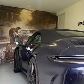 Photo de nos clients: Porsche 911 argentée dans un garage rustique par Jan Keteleer