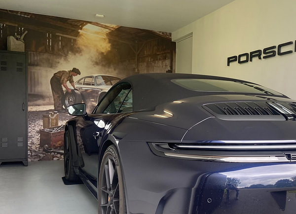 Klantfoto: Zilveren Porsche 911 in rustieke garagescène van Jan Keteleer, als naadloos behang