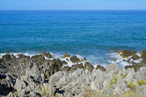 Une côte escarpée bordée d'une mer bleu azur