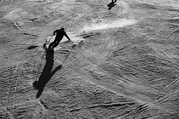 Sillhouette van skier in de bergen actie foto van Lukas Wery