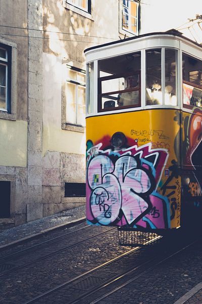 Tram 28 In Lissabon  von Martijn van den Enk
