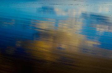 Spiegeling van zonsondergang in zee van Jos Voormolen