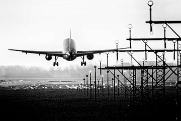 Vliegtuig en landingslichten van de baan