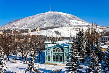 Uitzicht op de berg Mashuk. van Mikhail Pogosov