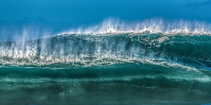 Dubbele oceaan golf met verwaaiingen aan de kust van Fuerteventura par Harrie Muis