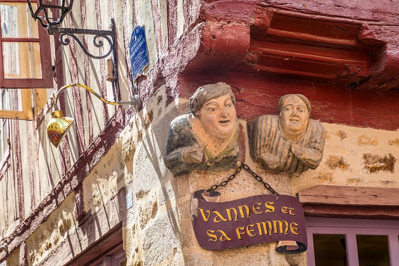 Lustige Figuren an Fachwerkhaus in der Altstadt von Vannes, Bretagne von Christian Müringer