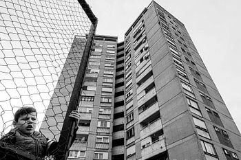 Le garçon derrière la clôture