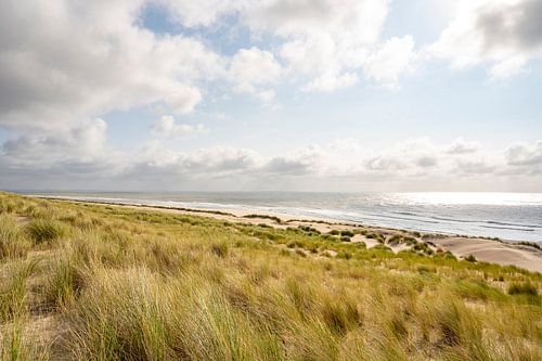 Zomer in de duinen met wolken boven de zee