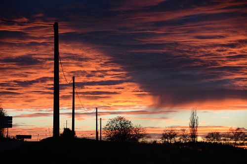 Feuriger Sonnenuntergang im Morvan, Frankreich
