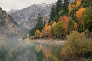 An autumn morning at Lake Vilsalp