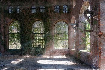 Verlassene Fabrikhalle eines alten Bergwerks